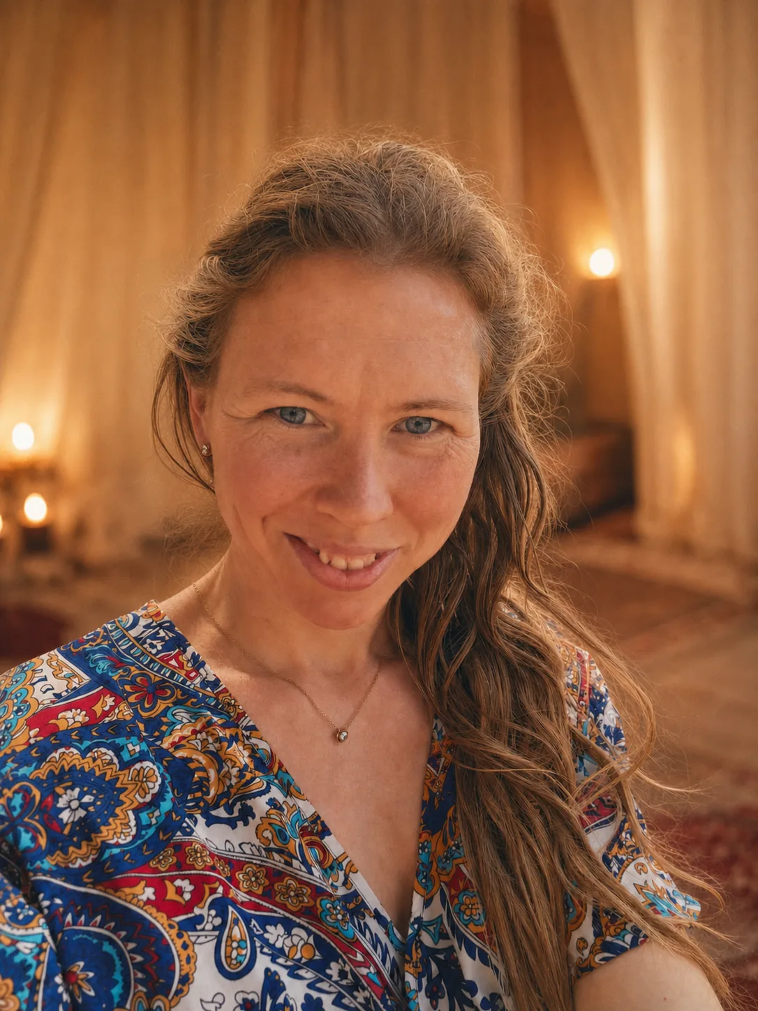 Sandra in warmer, sanfter Tempelatmosphaere als Raumhueterin des Schmetterlings-Tempels
